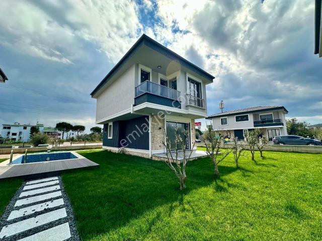 ꧁ay Emlaktan꧂küçükkuyu'da Denize Sadece 50 Metre Yüzme Havuzlu Satılık 3+1 Bağımsız Müstakil Villa