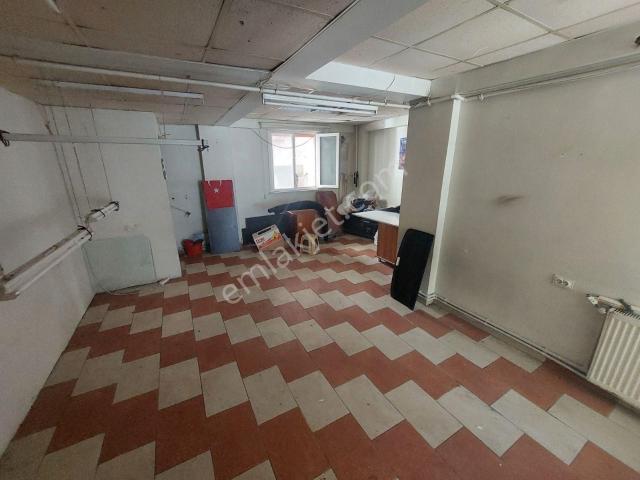 Ayışığından Molla Gürani Metrosuna Yakın 80 M2 Kiralık Dükkan