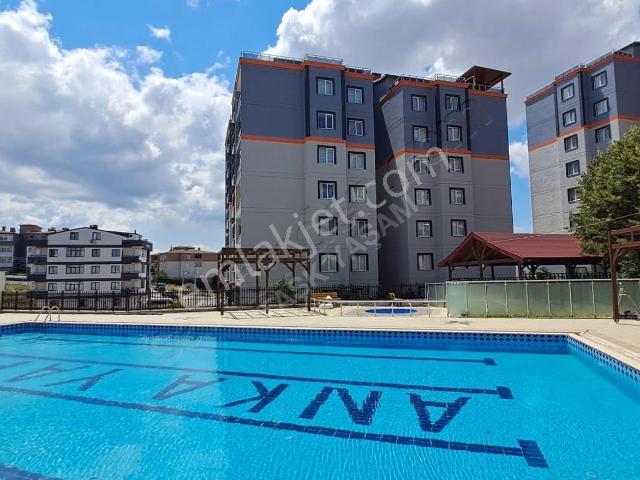 Çayırova Emek Göktürk Evlerinde Havuzlu 3+1 Satılık Geniş Daire