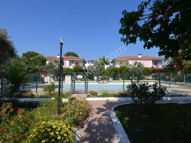 Aydın Didim Akbük Merkezde Satılık Havuzlu Site İçerisinde Eşyalı 3+1 Bahçeli Dubleks Villa