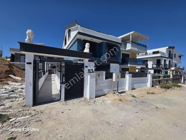 Aydın Didim Hisar Mahallesi'nde Deniz Manzaralı Tripleks Villa