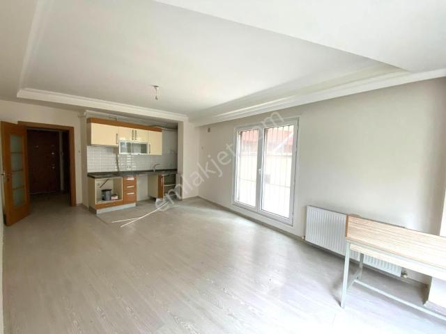 Aydınevler'de Cadde Üstü Yeni 1+1 Kiralık Daire