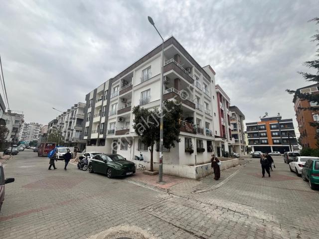 Aydınlıkevler'de Merkezi Konumda Giriş Katı Satılık 1+1 Daire