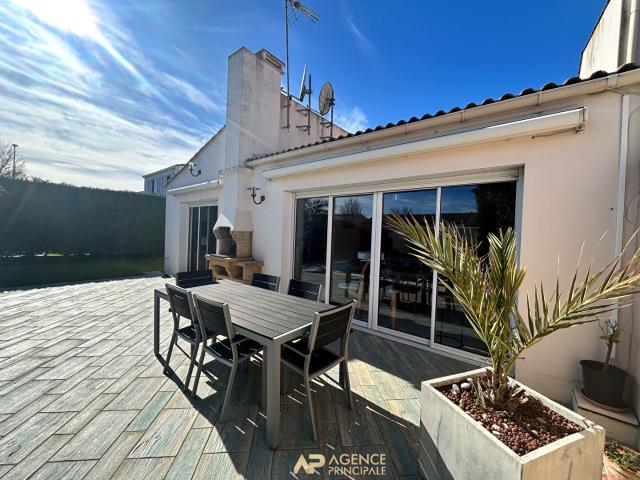 Aytré Maison familiale avec piscine, vie de plain pied et 3 garages 141m2