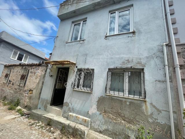 Ayvalık Merkez'de Köşe Nizamlı Teraslı 2 Katlı 4+1 Kağir Rum Evi