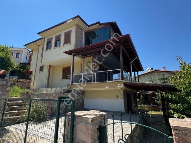 Ayvalık Aliçetinkaya Mahallesin'de 5+2 Satılık Tripleks Villa