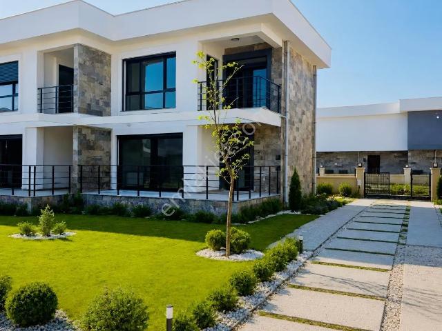 Ayvalık Altınova Da Havuzlu Sitede 2+1 Satılık Villa