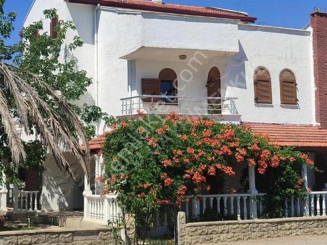 Ayvalık Altınova Sahilde Denize Sıfır Satılık Tripleks Villa