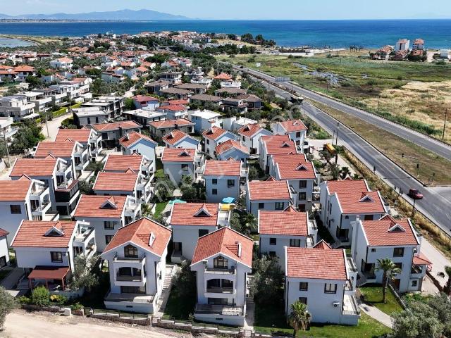 Ayvalık Deniz Ve Göl Manzaralı Havuzlu Satılık Villa