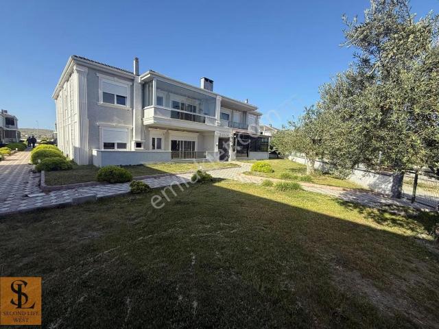 Ayvalık Küçükköyde Havuzlu Butik Sitede Üst Kat 2+1 Daire