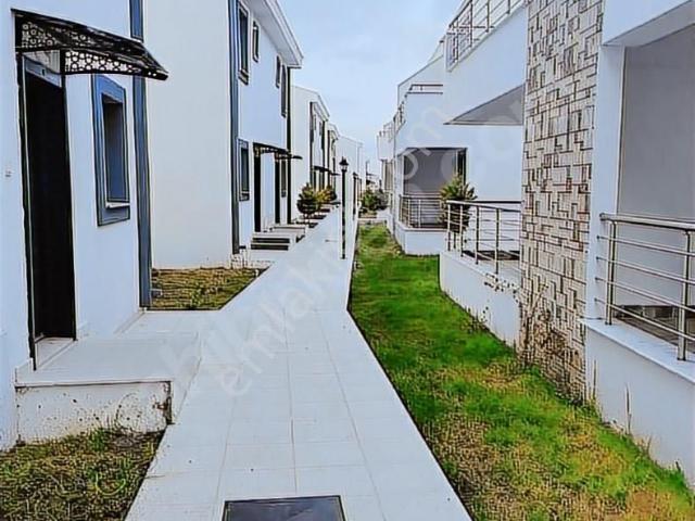 Ayvalık Sarımsaklı'da Site İçinde 3+1 Eşyalı 12 Ay Kiralık Villa