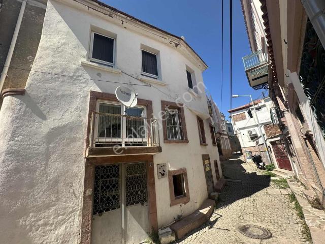 Ayvalık'ta Çarşının İçinde Merkezi Konumda Satılık Rum Evi