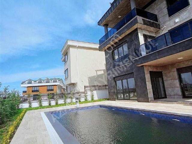 Azmir'den Yalovada Deniz Manzaralı Satılık 1000 M2 7+2 Villa