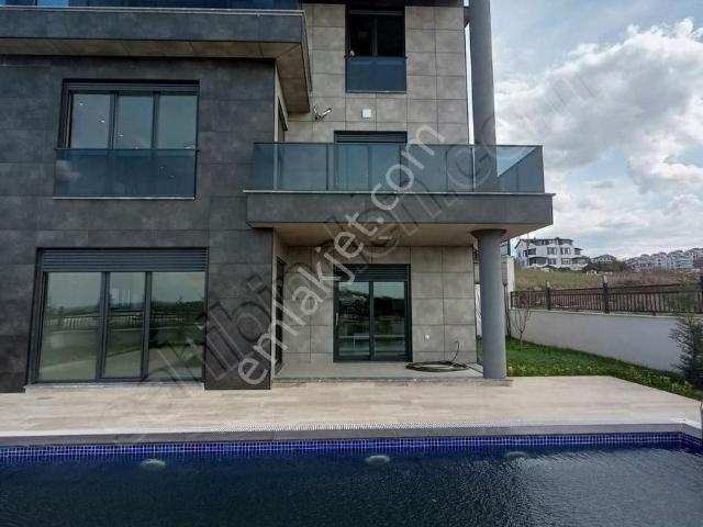 Azmir'den Yalovada Deniz Manzaralı Satılık 600 M2 7+2 Villa