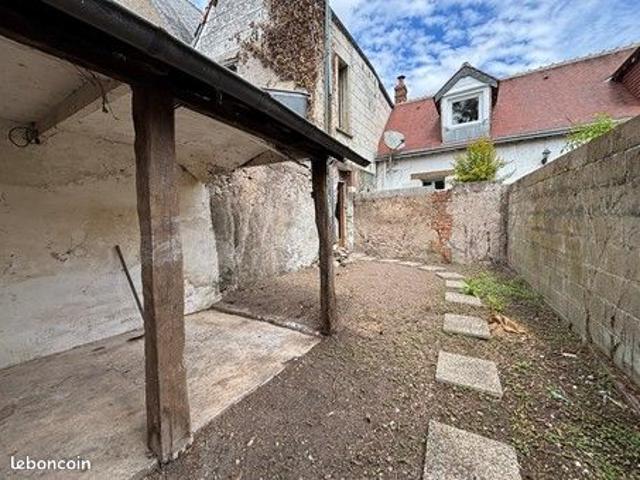 Azay sur Cher. Maison de ville à rénover avec cour grand garage et pièce annexe