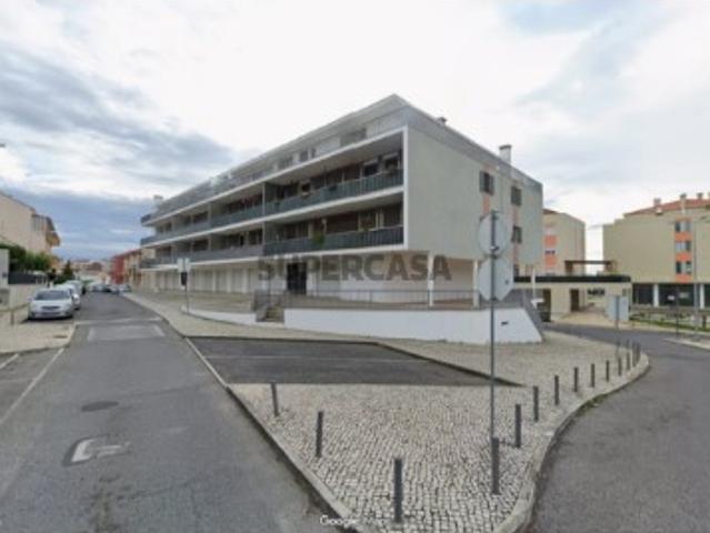 Azambuja loja com 650 m2 e armazém de 340 m2