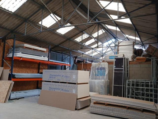 Azé 53 Château Gontier, local d'activité 230 m2 à louer