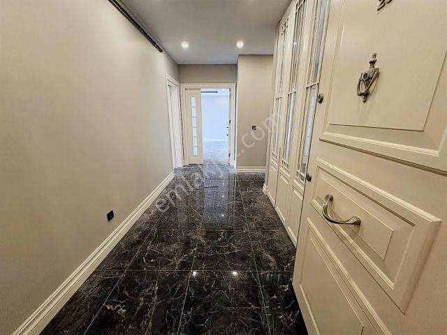 Azur Marmara Sitesin'de Sıfır Deniz Manzaralı Satılık 3+1 Daire