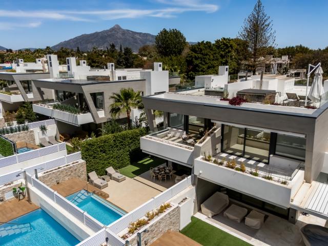 Azure 7: Moderna Villa Pareada en Banus Bay