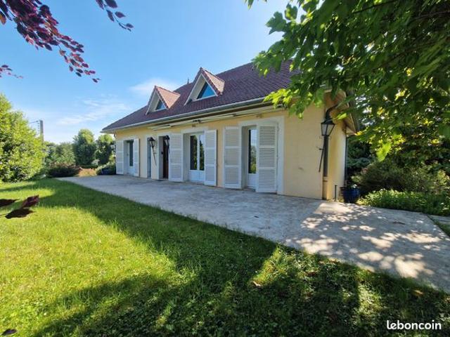 B. Maison bourgeoise 132m² hab / Sous sol 90m² / Terrain 1876m² / Vue