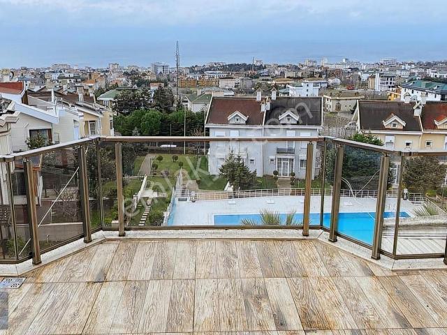 B.çekmece Celaliyede Site İçinde Deniz Manzaralı Havuzlu Villa