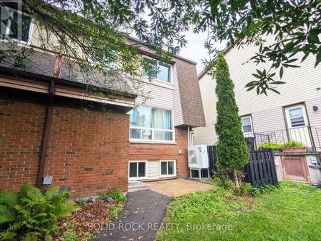B 29 Woodvale Green Drive, Ottawa, ON, K2G 4H3 townhouse for lease | Listing ID X13586 | Royal LePage
