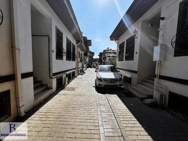 Başarı'dan Zeytinburnu Merkez Efendi'de Bahçeli Müstakil Ev Ofis