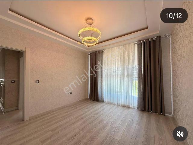 Bağcılar Bölgesi Gökkuşağı Vilaları Arkasında