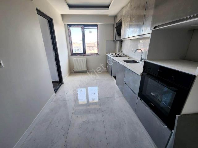 Bağcılar`da Sıfır Site İçerisinde Mükemmel 12. Ara Kat Daire