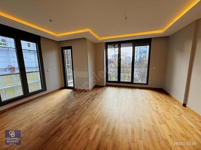 BAĞDAT'A 4. APT, MARMARAY'A 5 DAK,SAHİLE 10 DAK,YENİ BİTMİŞ,3+1