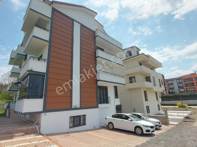Başiskele Barbaros Mahalllesi Kiralık Geniş 1+1 Ara Kat Daire