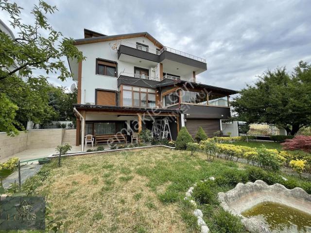 Başiskele Döngel Doğayla İç İçe 546m2 Arsa İçinde Tripleks Villa