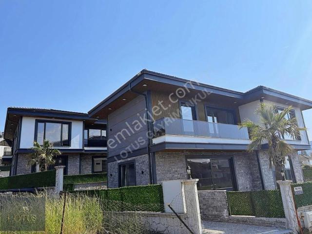 Başiskele Her Odasında Banyosu Olan Havuzlu Loft Müstakil Villa