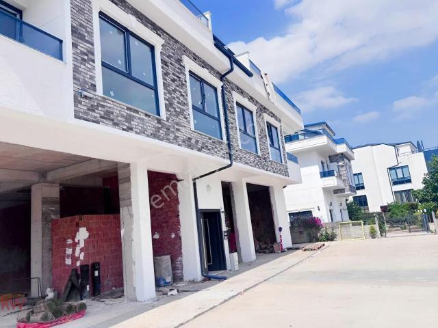 Başiskele Sahilde Denize Sıfır Kiralık 2+1 Ara Dubleks Daire