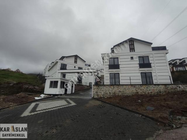 Başiskele Yuvacık'ta Doğa Manzaralı 6+1 Triplex Satılık Villa