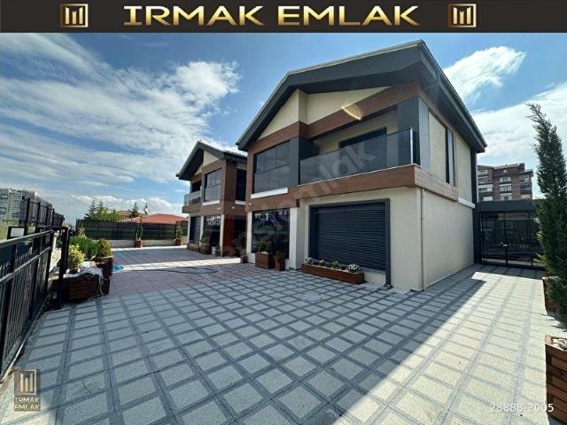 Bağlıca Satılık Prestistjli Konumda Özel Tasarımlı İki Muhteşem Villa