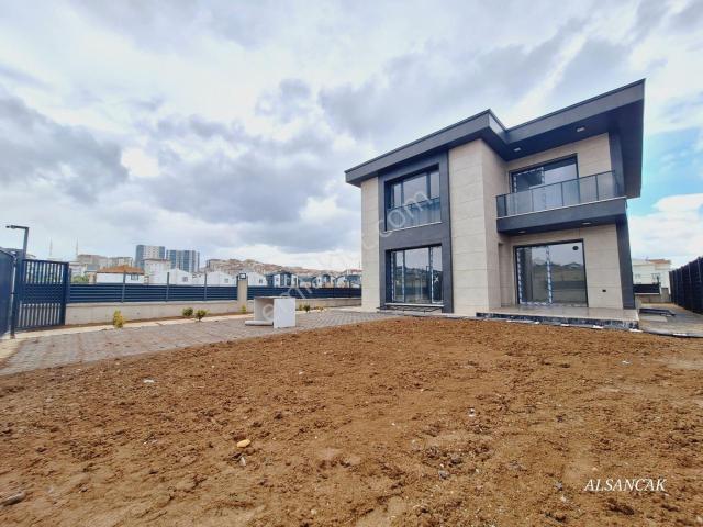 Bağlıca 2 De 5+2 3 Katlı Lüks Yapılı Müstakil Girişli Köşe Villa