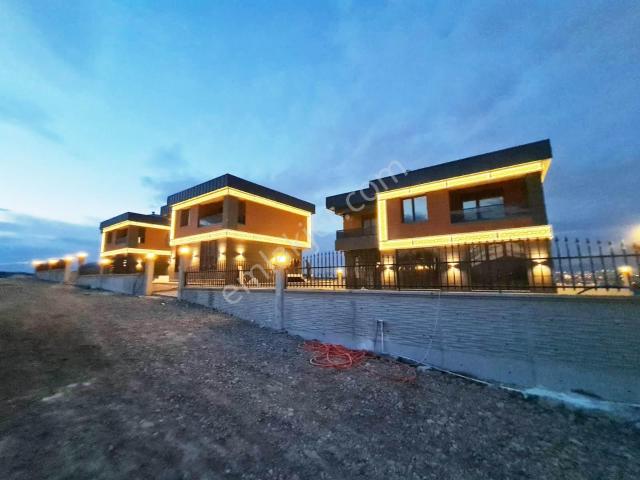 Bağlıca'da Bağımsız Saunalı giyinme Odalı Geniş Bahçeli Muhteşem Villa