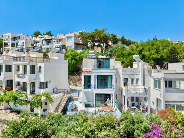 Bağla Deniz Manzaralı Müştemilatlı Özel Plajlı Yapılı 3+1 Villa