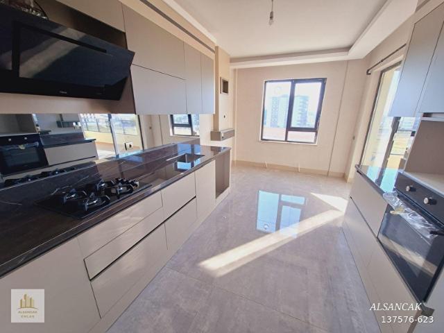 BAĞLICA MERKEZDE 4+1 LÜKS YAPILI KAPALI OTOPARKLI KATTA TEK DAİRE
