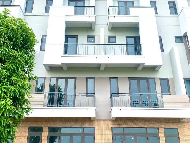 Bán căn nhà phố trục đường chính nằm đối duện chung cư và công viên trung tâm