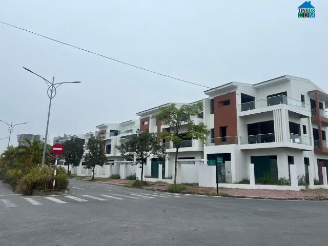 Bán căn biệt thự xây thô 3 tầng trục đường đôi KDC Trần Hưng Đạo, TP HD, 300.6m2, mt 12m