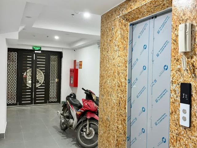 Bán căn hộ DV ngõ 216 Đê La Thành, DT 65m, 7 tầng, MT 4.7m, giá 19.8 tỷ, ngõ 2m