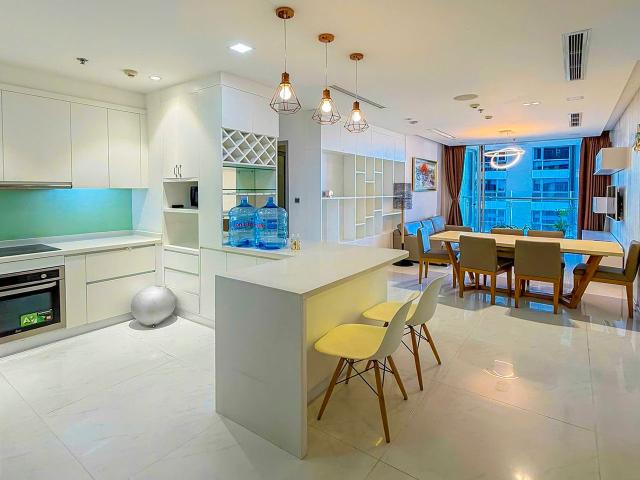 Bán Căn hộ tại Vinhomes Central Park tầng cao gồm 3 phòng ngủ view đẹp với diện tích 123m2