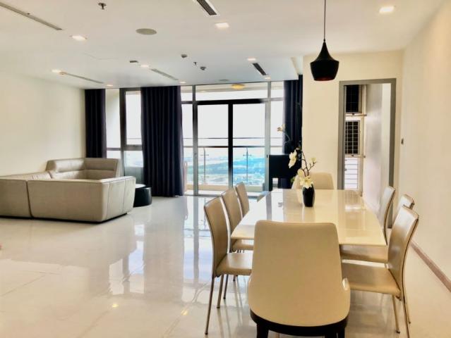 Bán căn hộ Vinhomes Central Park đầy đủ nội thất diện tích 140m² view thoáng