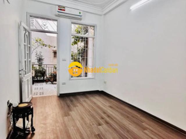 Bán chcc mặt phố trung hoà, giá 5.2 tỷ, hơn 61m2, ở luôn