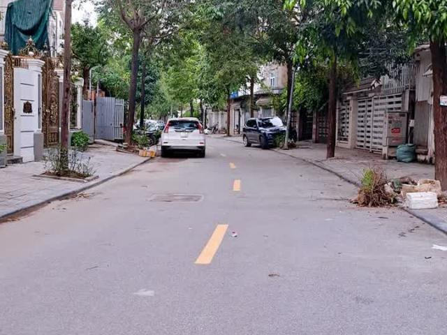 Bán biệt thự Văn Phú Hà Đông 200m2 x3T, nhà đẹp, kd vp, thang máy, 127tr/m2 0944523