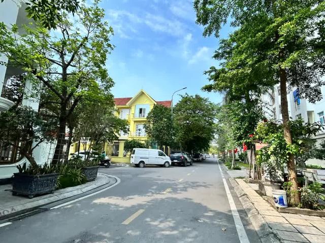 Bán biệt thự khu đô thị Đặng Xá Gia Lâm, 225m2,4 tầng 2 mặt tiền view vườn hoa