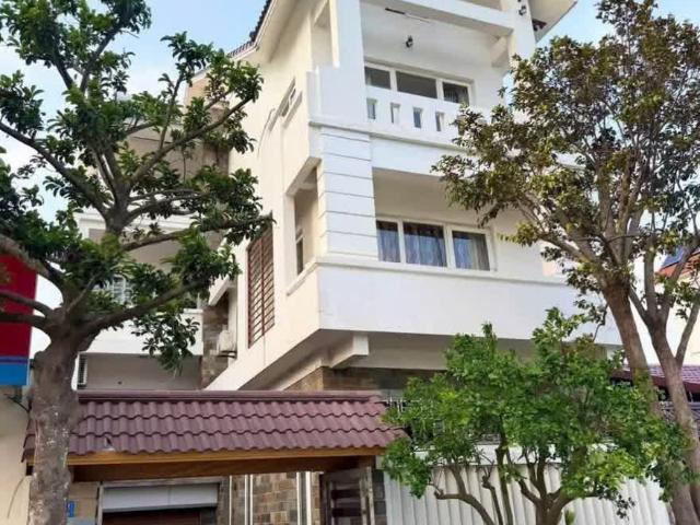 Bán biệt thự mặt đường Bùi Thị Xuân, Đông Nam Cường, TP Hải Dương, 150m2, mt 9m, 3.5 tầng, view sông