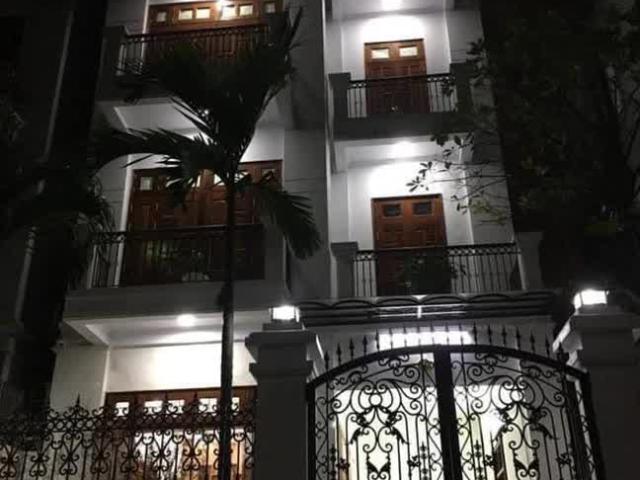 Bán biệt thự sân vườn Yên Hoà, 122m2, ngõ ô tô, chủ quan chức